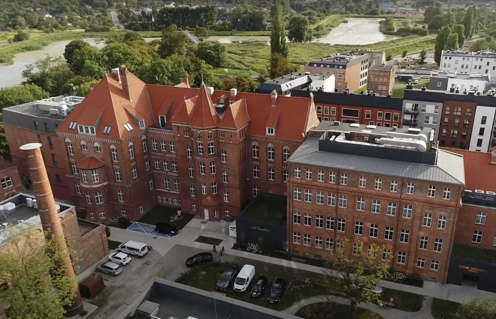 stolarka aluminiowa w historycznym budynku