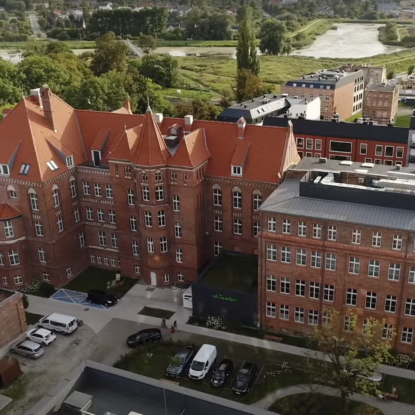 stolarka aluminiowa w historycznym budynku
