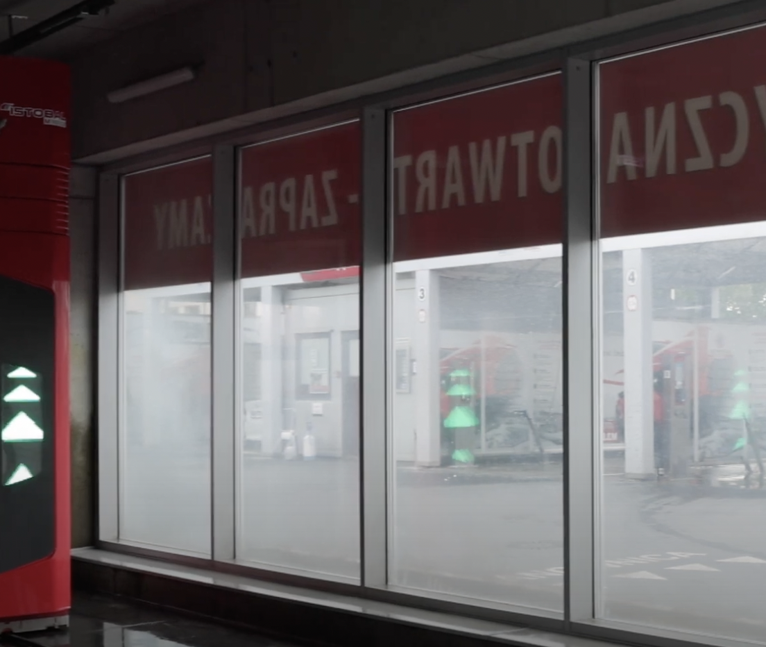 Ślusarka aluminiowa w budynku myjni